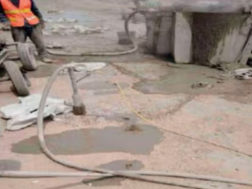 平塘水泥混凝土路面板底注浆技术 路面脱空注浆整治方案